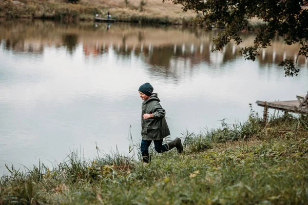 Chico corriendo en el lago - foto de stock