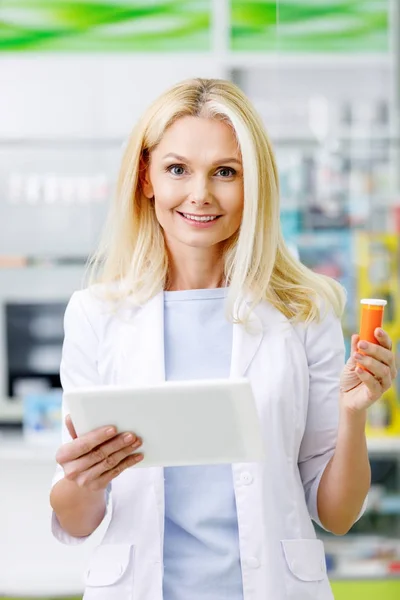Farmacêutico com comprimido digital e medicação — Fotografia de Stock