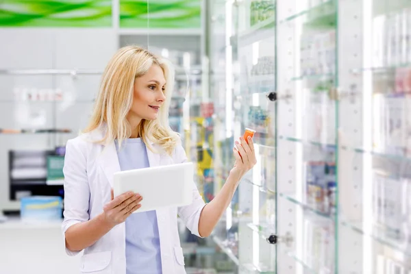 Farmacêutico com comprimido digital e medicação — Fotografia de Stock