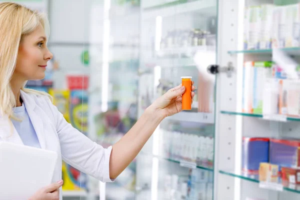 Farmacéutico con tableta digital y medicamentos — Stock Photo