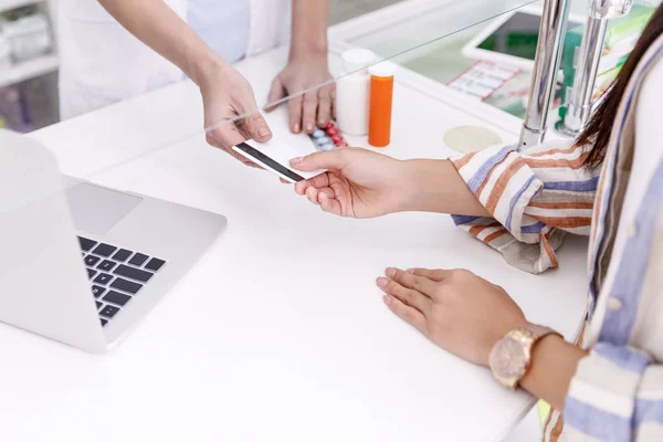 Pago con tarjeta de crédito en farmacia - foto de stock