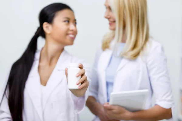 Farmacêuticos com medicação — Fotografia de Stock