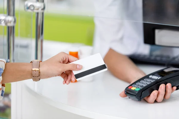 Pago con tarjeta de crédito en farmacia - foto de stock