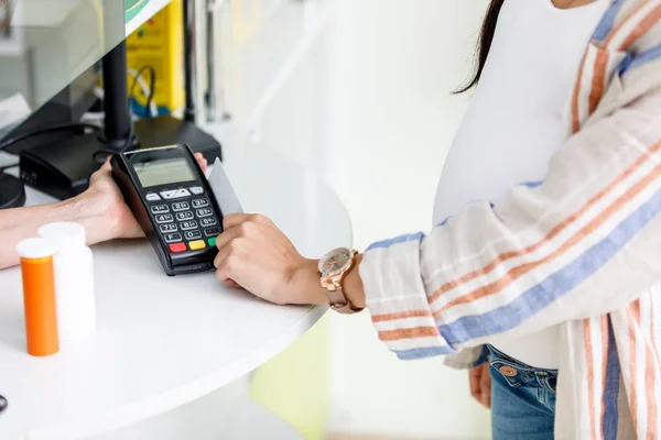 Zahlung mit Kreditkarte im Drogeriemarkt — Stockfoto