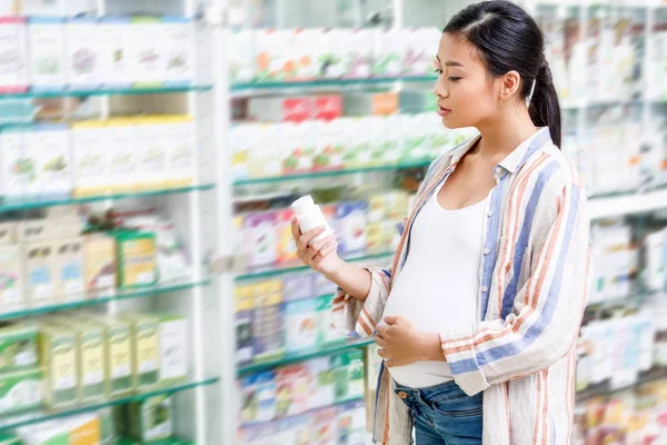 Pregnant woman buying medication — Stock Photo