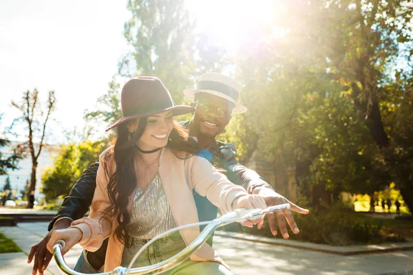 Casal andar de bicicleta juntos — Fotografia de Stock