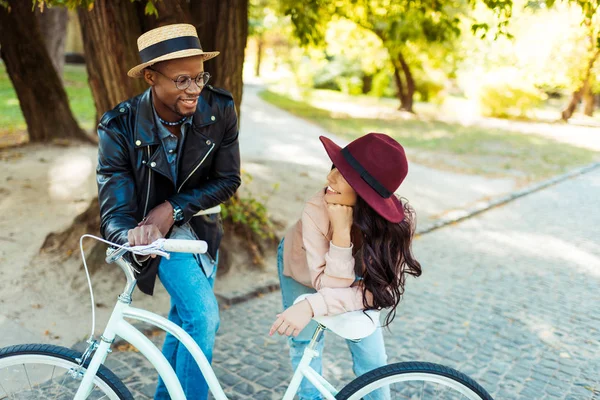 Paar steht und lehnt auf Fahrrad — Stockfoto