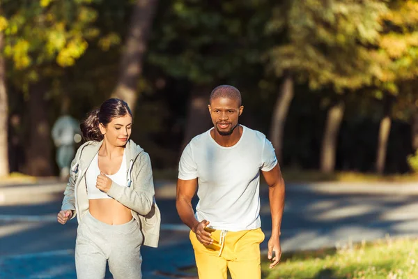 Paar läuft in Park — Stockfoto