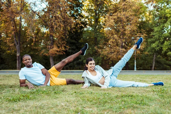 Addestramento di coppia multiculturale al parco — Foto stock