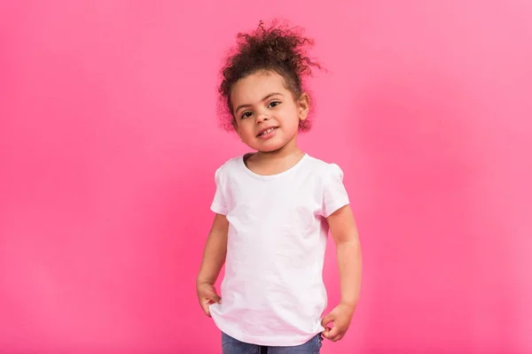 Enfant afro-américain debout en chemise — Photo de stock