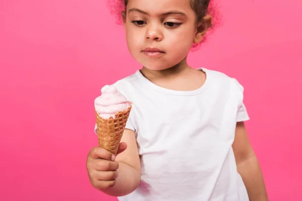 Niño sosteniendo helado en la mano - foto de stock
