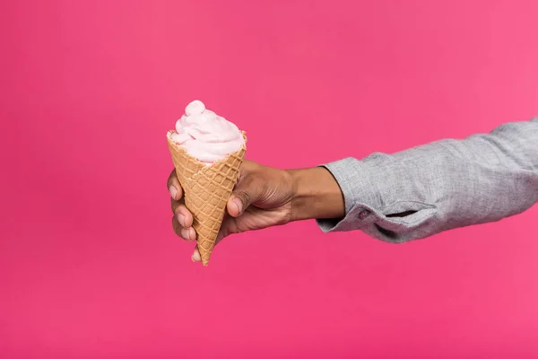 Femme tenant la crème glacée à la main — Photo de stock