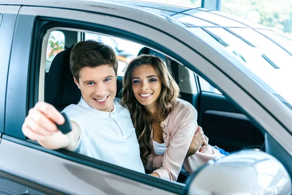 Namorado mostrando chave do carro — Fotografia de Stock