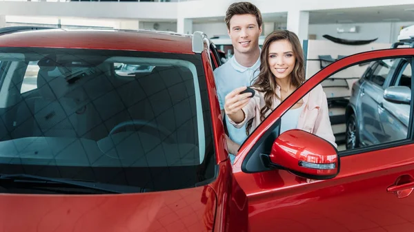 Novia mostrando llave del coche - foto de stock