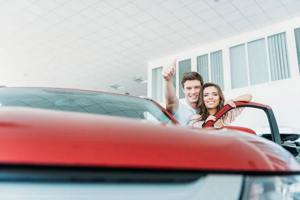 Man showing thumb up to car — Stock Photo