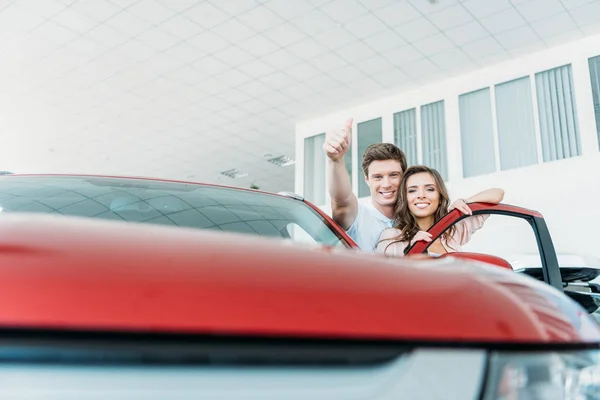 Homme montrant pouce jusqu'à la voiture — Photo de stock