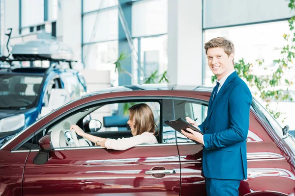 Client assis dans la voiture — Photo de stock