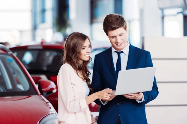 Manager showing something on laptop — Stock Photo