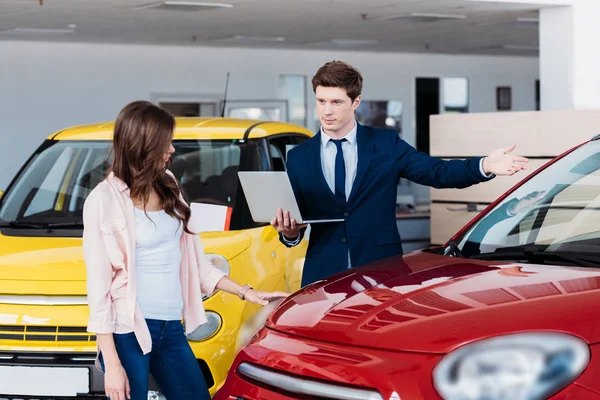 Manager showing car to customer — Stock Photo