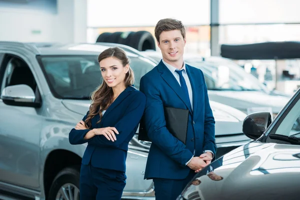 Gerentes de ventas posando en showroom - foto de stock