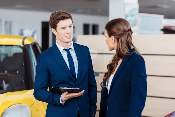 Gerentes hablando de trabajo - foto de stock