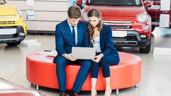 Gestores masculinos e femininos sentados com laptop — Fotografia de Stock