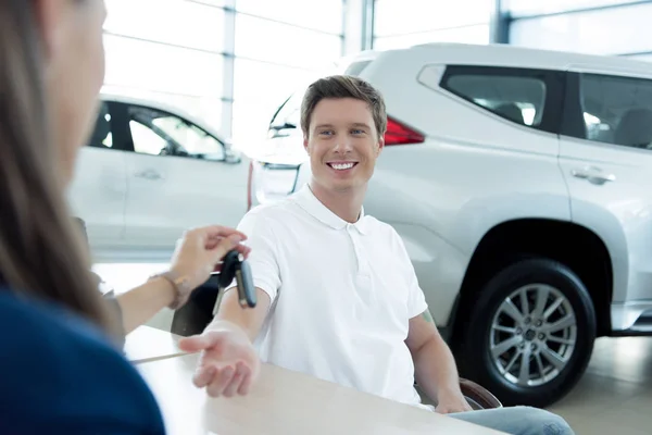 Manager giving car key to customer — Stock Photo