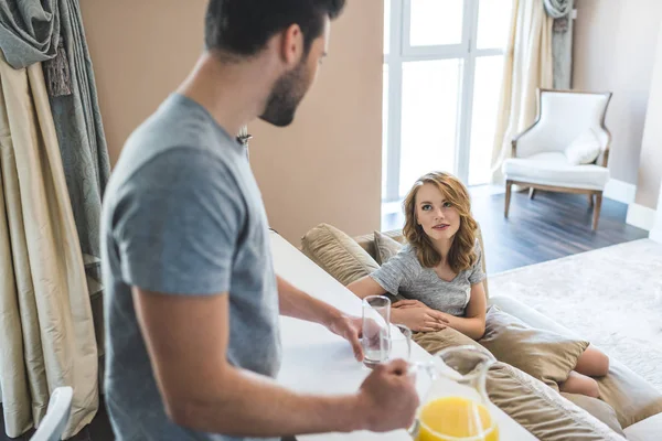 Couple drinking juice — Stock Photo