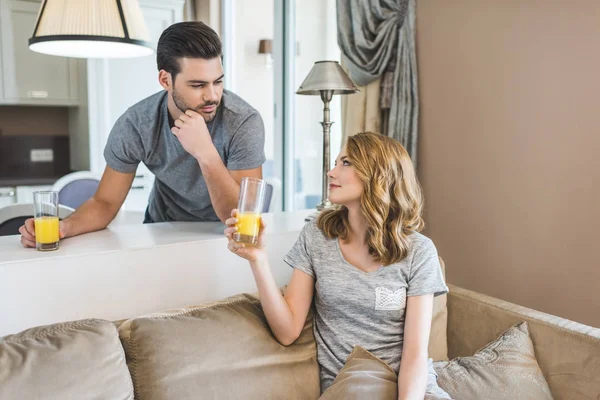 Couple drinking juice — Stock Photo