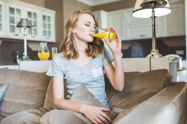 Donna che beve succo d'arancia — Foto stock