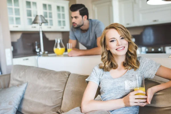 Couple drinking juice — Stock Photo