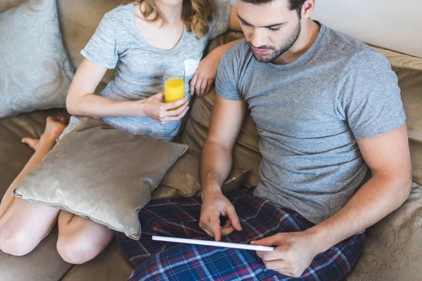 Пара с помощью цифрового планшета — Stock Photo