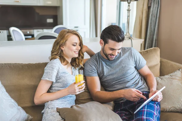 Couple utilisant une tablette numérique — Photo de stock