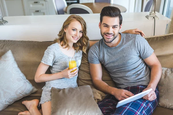 Couple utilisant une tablette numérique — Photo de stock