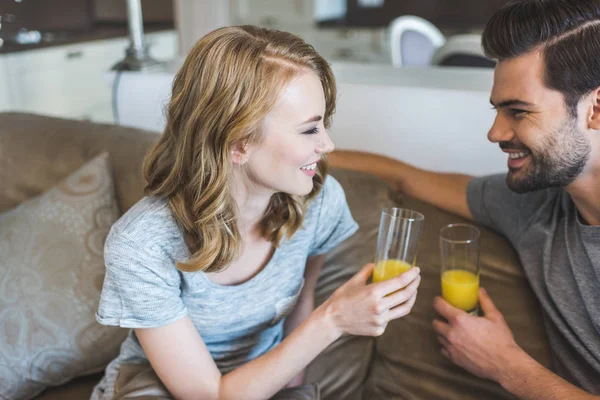 Couple drinking juice — Stock Photo