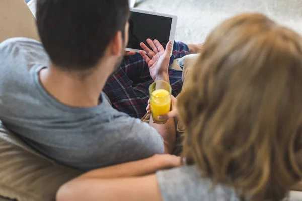 Casal usando tablet digital — Fotografia de Stock