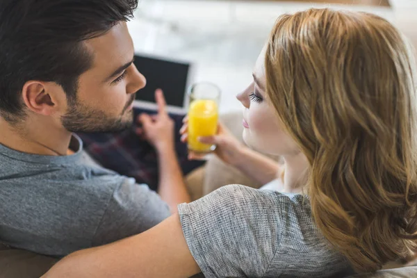 Couple utilisant une tablette numérique — Photo de stock