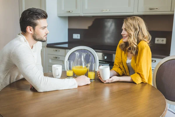 Couple drinking coffee — Stock Photo