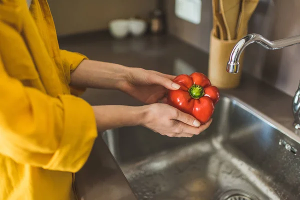 Femme lavage poivron rouge — Photo de stock