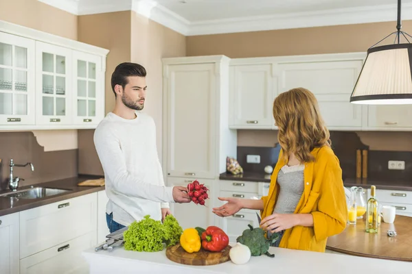 Couple preparing vegetables — Stock Photo