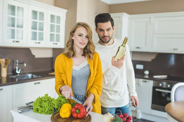 Casal jovem com vinho — Fotografia de Stock