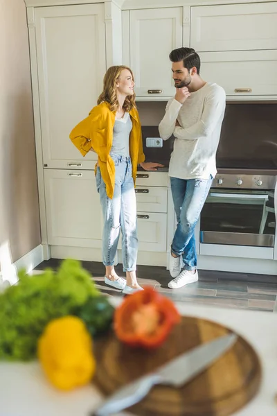 Paar bereitet Gemüse zu — Stockfoto