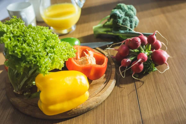 Légumes frais et planche à découper — Photo de stock