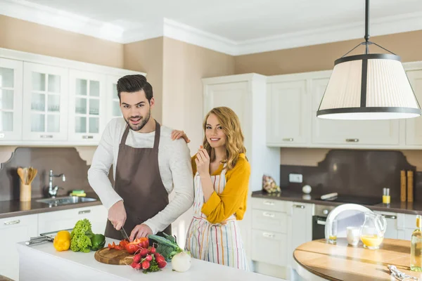 Couple préparant des légumes — Photo de stock