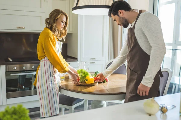 Pareja preparando verduras - foto de stock