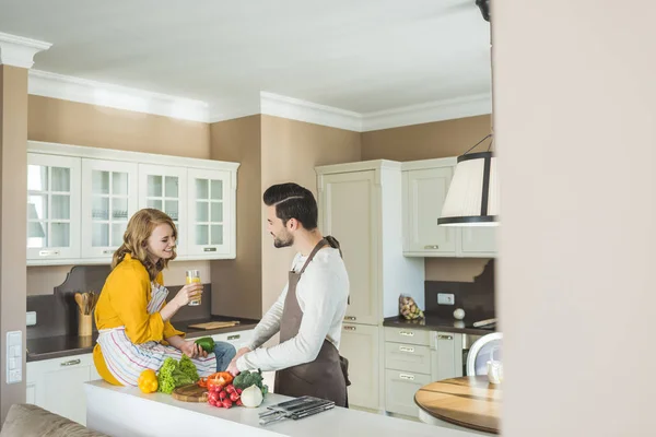 Paar bereitet Gemüse zu — Stockfoto