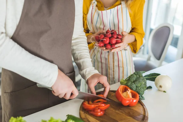 Paar bereitet Gemüse zu — Stockfoto