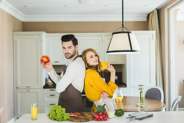 Couple préparant des légumes — Photo de stock