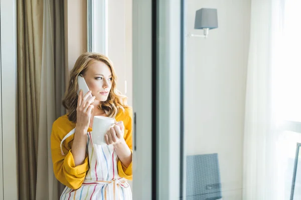 Femme parlant au téléphone — Photo de stock