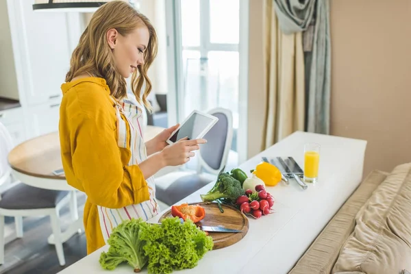 Femme utilisant une tablette numérique — Photo de stock